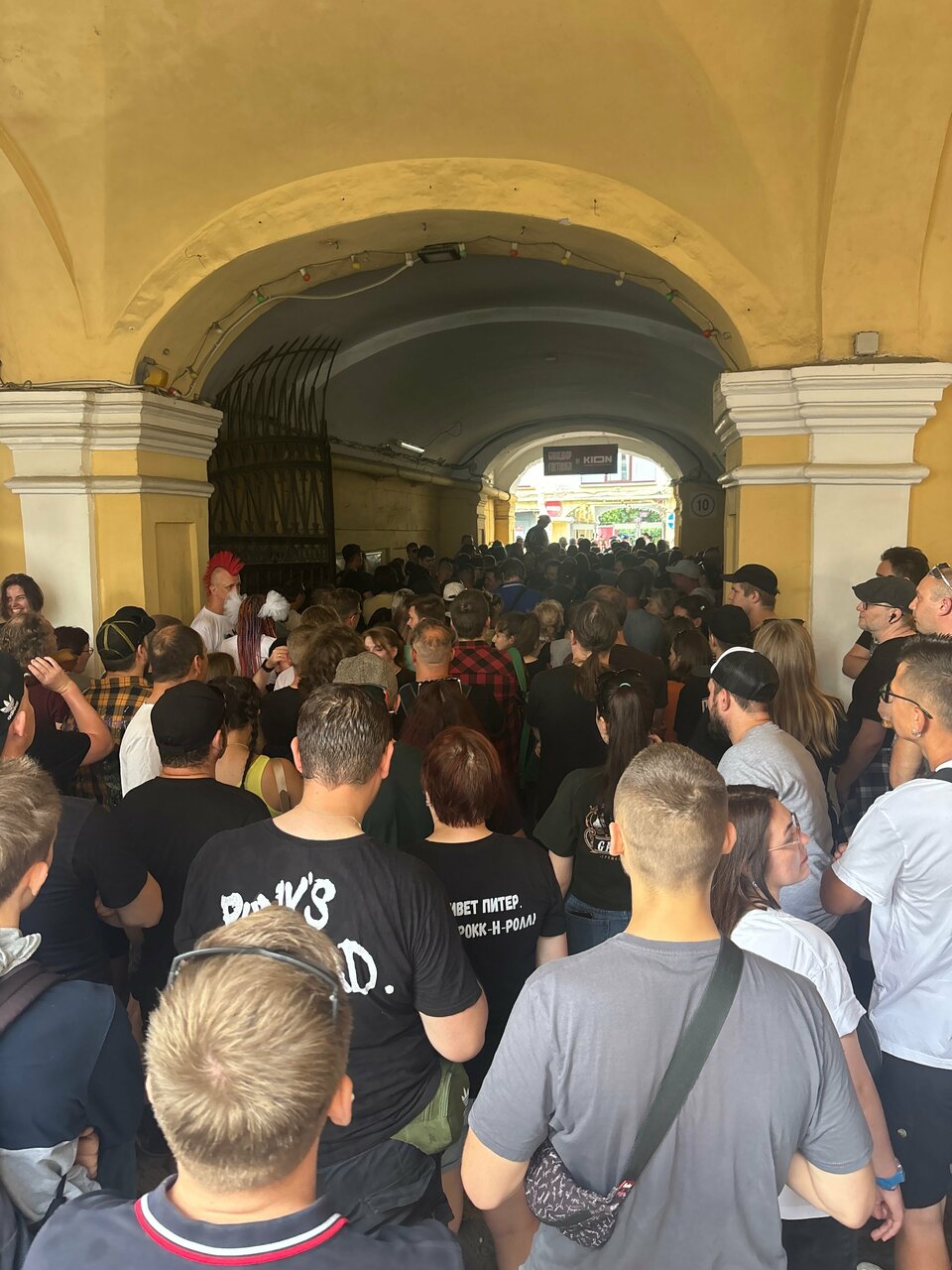 Гости заходят во внутренний двор Гостиного Двора через историческую арку.